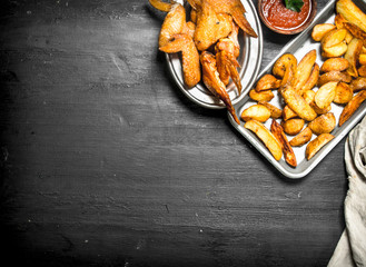 Smoked chicken wings with fried potatoes.