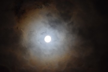 Obraz na płótnie Canvas Nacht mit leuchtendem Mond unrandet mit vielen Wolken