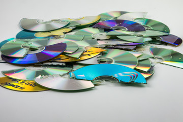 Zerbrochene CD-ROMs zerstreut am weißen Boden