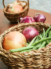 Fototapeta na wymiar red onions and green beans
