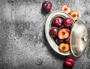 Ripe plums in a bowl.