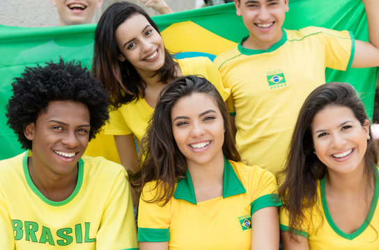 Gruppe brasilianischer Fussball Fans mit Fahne