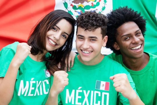 Drei lachende mexikanische Fussball Fans mit Fahne