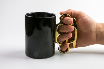 Symbol für Zorn: Mann Hand hält originellen Kaffeebecher mit Schlagring