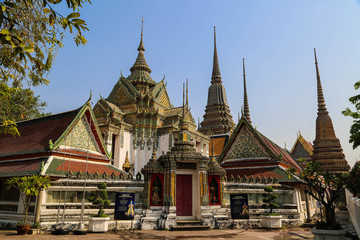 Fototapeta na wymiar prunkvolle buddhistische Tempel in Bangkok, Thailand
