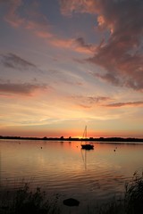idyllisches Segelboot an der Schlei bei Sonnenuntergang 