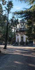 Fototapeta na wymiar Gräber und Gruften auf dem Friedhof in Mailand