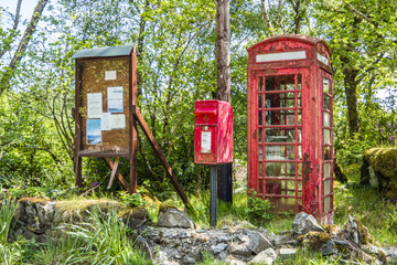 Obraz premium Telephone booth and letter box in the wilderness, Scotland
