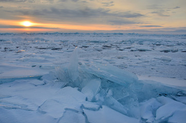 Fototapeta na wymiar Восход солнца над зимним Байкалом
