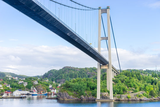Hängebrücke zwischen den Inseln am Stadtrand von Bergen, Norwegen