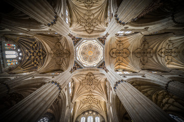 Interior de catedral en Salamanca, Castilla y León, España - obrazy, fototapety, plakaty