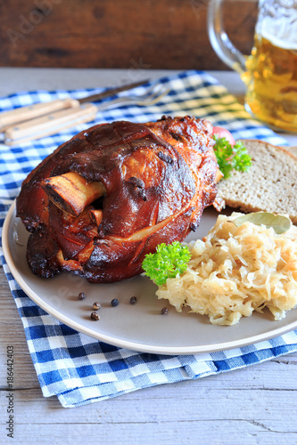 &amp;quot;deftige Schweinshaxe mit Sauerkraut&amp;quot; Stockfotos und lizenzfreie Bilder ...