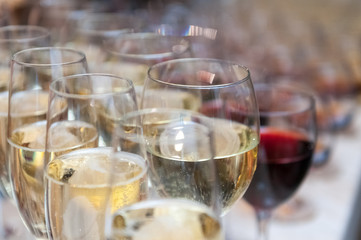 Red and white wine glasses