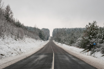 Obraz premium Straight road. Driving in winter.