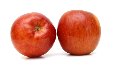 Fototapeta na wymiar Fresh red apples isolated on white background 