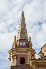 Fototapeta na wymiar Corsica, 03/09/2017: vista della Chiesa Santa Maria Maggiore, la chiesa cattolica rosa e gialla dedicata alla Vergine Maria al centro dell'arroccata cittadella di Calvi