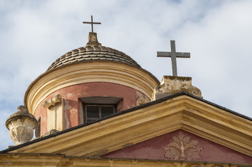 Fototapeta na wymiar Corsica, 03/09/2017: vista della Chiesa Santa Maria Maggiore, la chiesa cattolica rosa e gialla dedicata alla Vergine Maria al centro dell'arroccata cittadella di Calvi