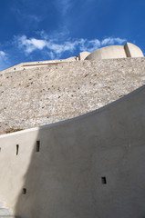 Corsica, 01/09/2017: dettagli architettonici delle antiche mura della Cittadella arroccata di Calvi, famosa meta turistica sulla costa nord-occidentale dell'isola