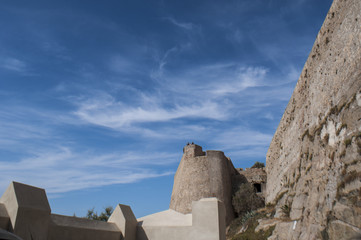 Corsica, 01/09/2017: dettagli architettonici delle antiche mura della Cittadella arroccata di Calvi, famosa meta turistica sulla costa nord-occidentale dell'isola