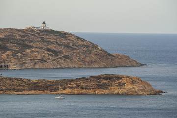 Corsica, 03/09/2017: Punta di Revellata, il promontorio lungo la costa nord occidentale dell'isola, a ovest della città di Calvi, con vista del faro di Revellata, faro marittimo inaugurato nel 1844