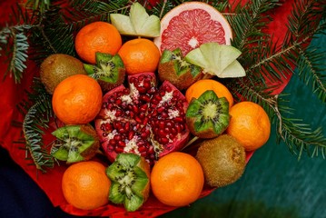 букет из свежих фруктов и красного граната с хвойными ветками