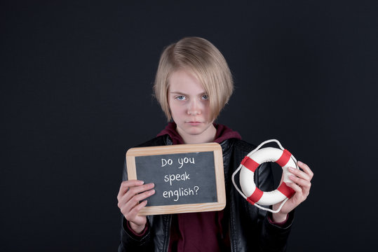 M&auml;dchen mit einem Schild in der Hand auf dem steht do you speak english