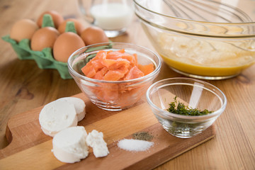 Zutaten für Räucherlachs Rührei mit Ziegenkäse und Dill