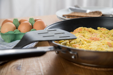 Bratpfanne mit geräucherten Lachs Omelette und Vollkorn Brot