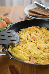 Bratpfanne mit geräucherten Lachs Omelette und Vollkorn Brot