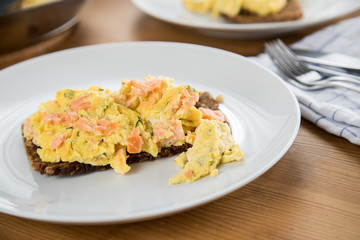 Zwei Rührei Brote mit Lachs, Ziegenkäse und Dill