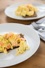 Zwei Rührei Brote mit Lachs, Ziegenkäse und Dill