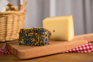 Käsebrett mit Weideblüten Käse und Appenzeller mit Brotkorb