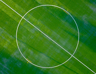 Mittelkreis eine Fussballplatzes mit Kunstrasen