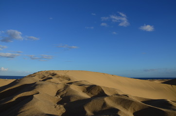 Düne mit blauer Himmel mit Wolken