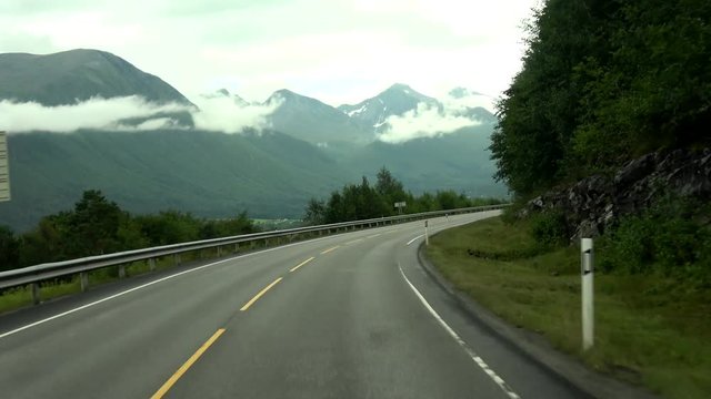 Fahrt auf Rv64, Moere Og Romsdal, Norwegen
