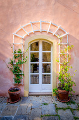 Porta finestra a vetro con fiori