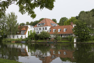 Fototapeta na wymiar Häuser am Kanal