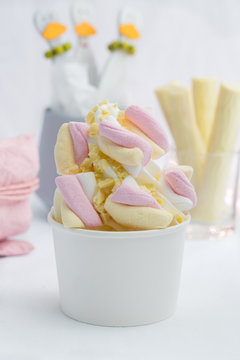 Frozen Yoghurt mit rosa Marshmallows