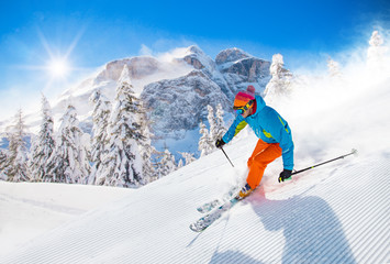 Skifahrer beim Skifahren im Hochgebirge