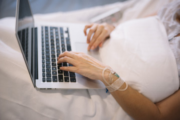 Fototapeta premium woman ill with laptop in the hospital