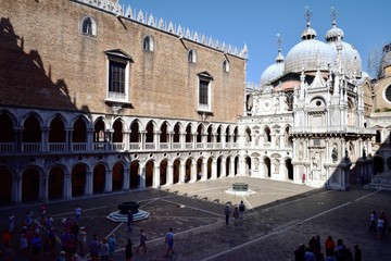 Obraz premium Toursits and the Doge's Palace of Venice