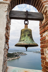 Obraz premium Bell at the Castle San Pedro de la Roca del Morro, Santiago de Cuba, Cuba