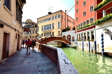Fototapeta na wymiar Toursits and the canal of Venice