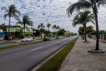 Fototapeta premium Cienfuegos, Kuba - 11 lutego 2016: Widok ulicy Calle 37 w Cienfuegos, Kuba.