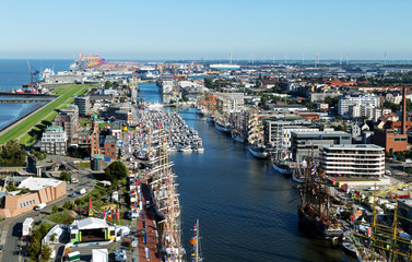 Obraz na płótnie Canvas Ausblick von oben auf Bremerhaven während der Sail, Hafenfest und Großsegler im Hafen
