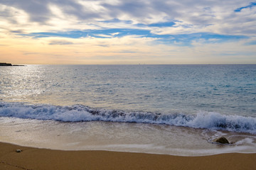 Paysage; La plage, la mer Méditerranée, les vagues, ciel avec de beaux nuages.