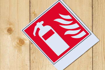 Zeichen mit Feuer und Feuerlöscher für Schutz und Sicherheit