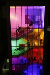 silhouettes de jeunes gens s'amusant dans un escalier multicolor