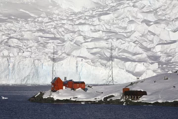 Tuinposter Argentine research base - Paradise Bay - Antarctica © mrallen
