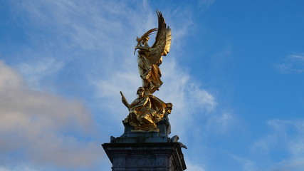 Fototapeta na wymiar golden statue